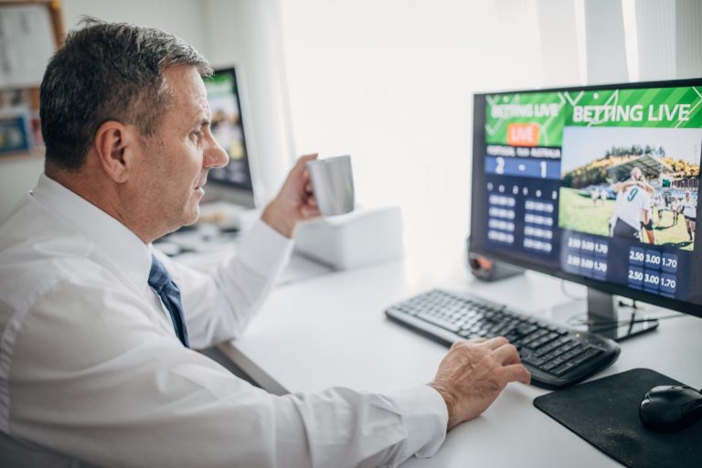Read more about the article How To Become A Sports Agent